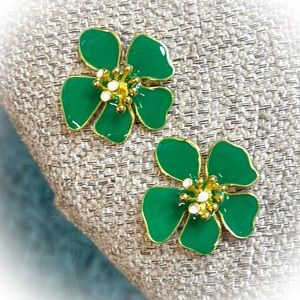 💕Beautiful Green Enamel Hibiscus Fashion Earrings Gold Tone💕